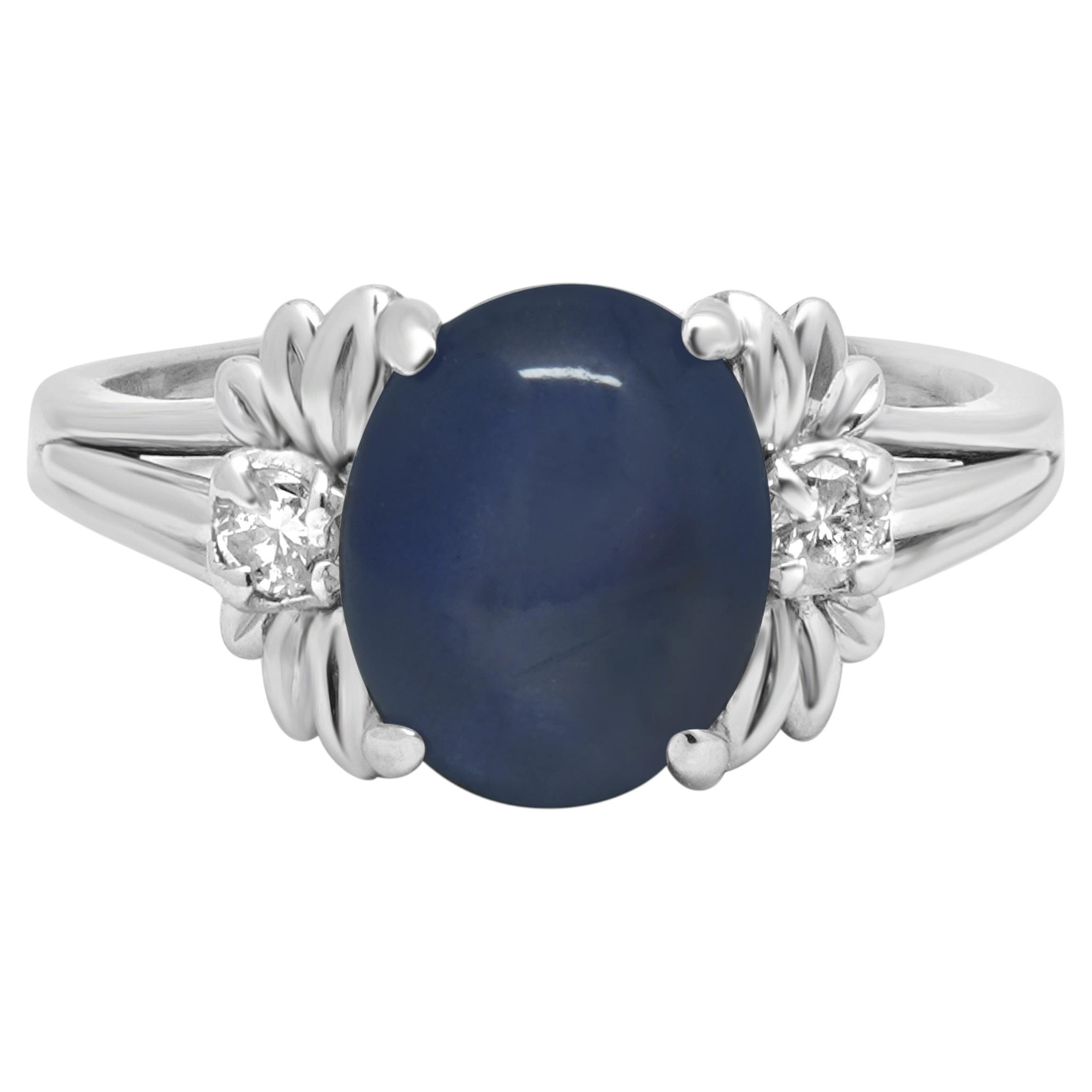 Anello in oro bianco 14 carati con zaffiro blu “Star” taglio cabochon ovale e diamante rotondo in vendita