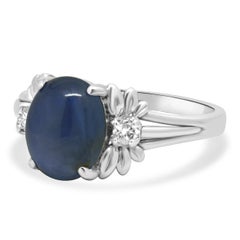 Bague en or blanc 14 carats sertie d'un saphir bleu « étoile » de taille cabochon ovale et d'un diamant rond