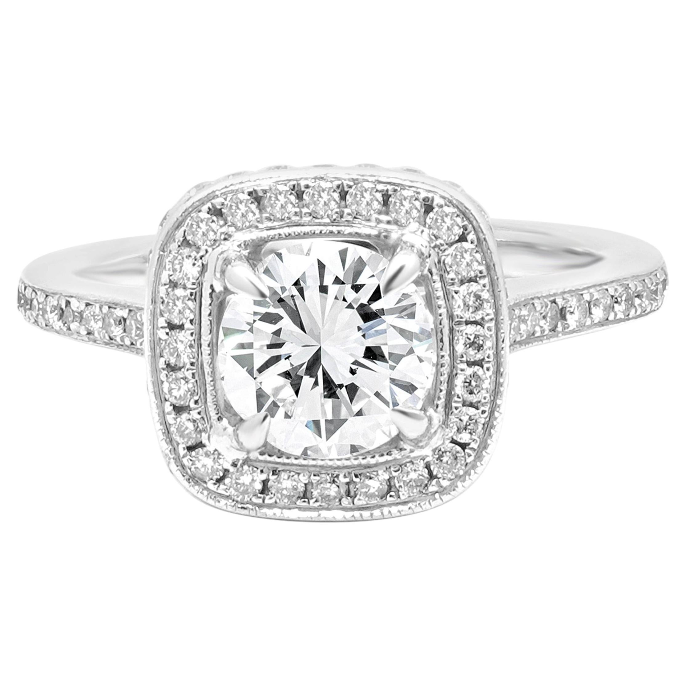 Anillo de compromiso de oro blanco de 14 quilates con diamante redondo de talla brillante y halo cuadrado en venta