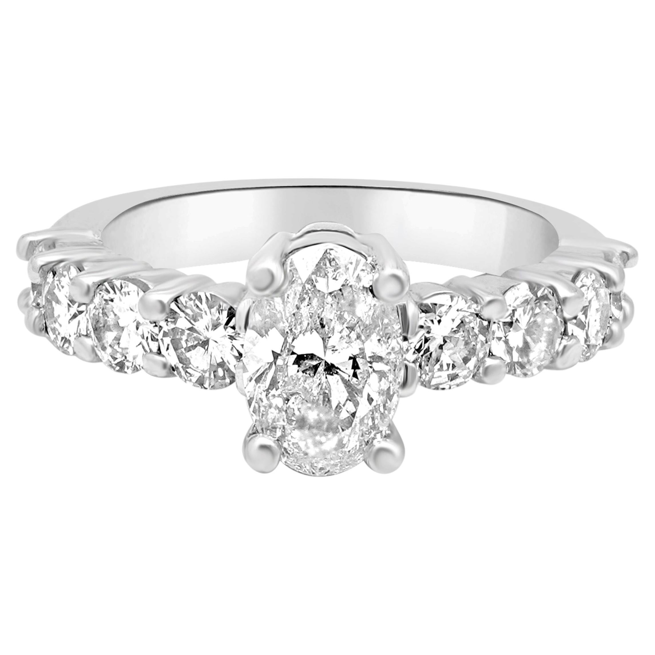 Anillo de compromiso de platino con diamantes de talla ovalada y redonda