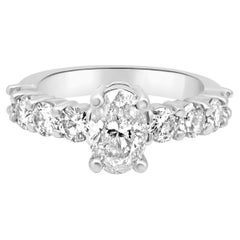 Bague de fiançailles en platine sertie de diamants taille ovale et ronde