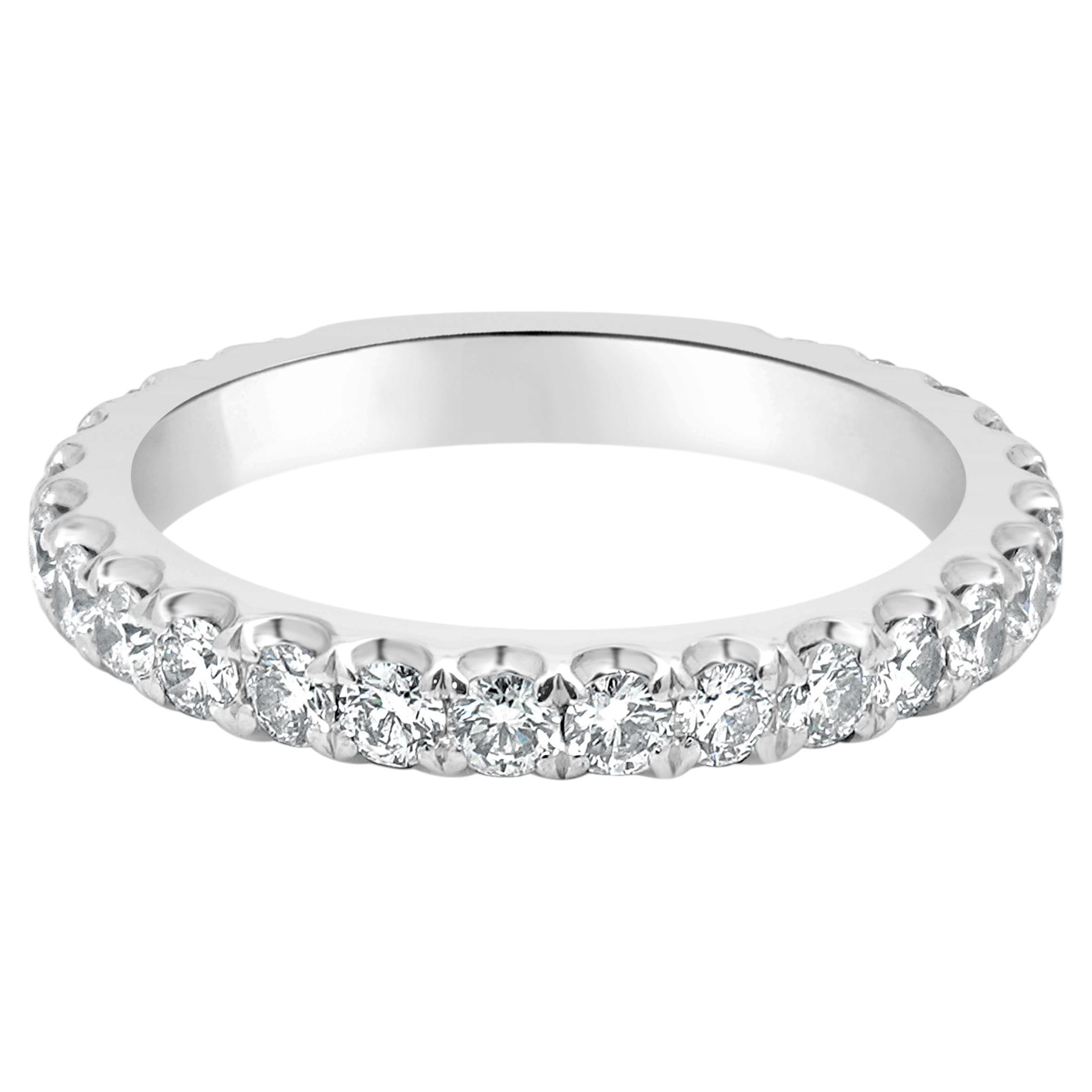 Alliance en or blanc 14 carats, sertie de diamants ronds à griffes partagées en vente