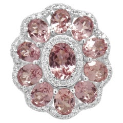 Anillo de flor con halo de diamantes redondos y espinela rosa de talla ovalada, en oro blanco de 14K