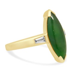 Anillo de oro amarillo de 18 quilates con jade de talla cabujón marquesa y diamantes de talla baguette cónica