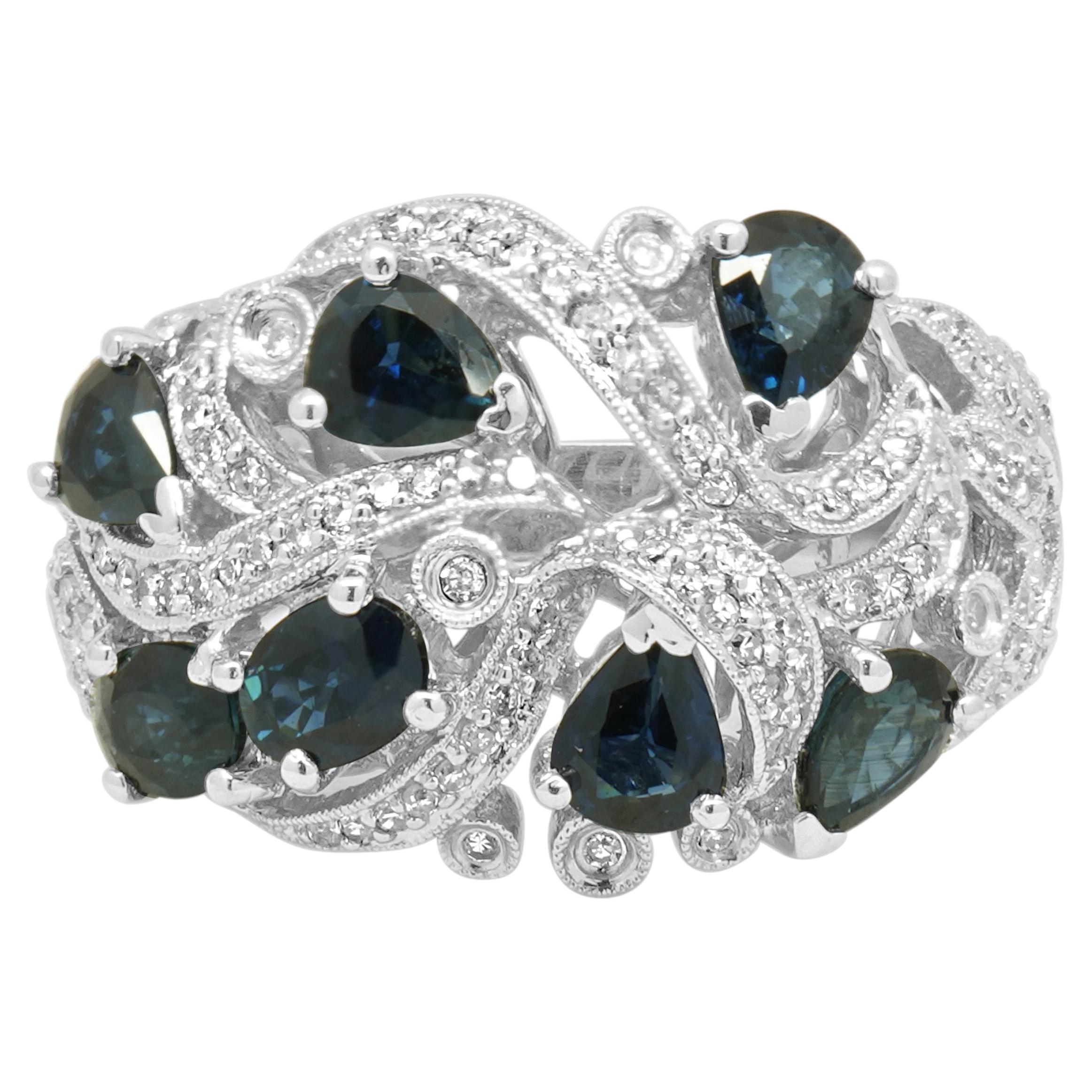 Bague de cocktail en or blanc 14 carats, sertie de saphir bleu et de diamants en vente