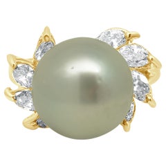 Ring aus 14-karätigem Gelbgold mit runder schwarzer Tahiti-Perle und Diamanten im Marquise-Schliff als Akzent