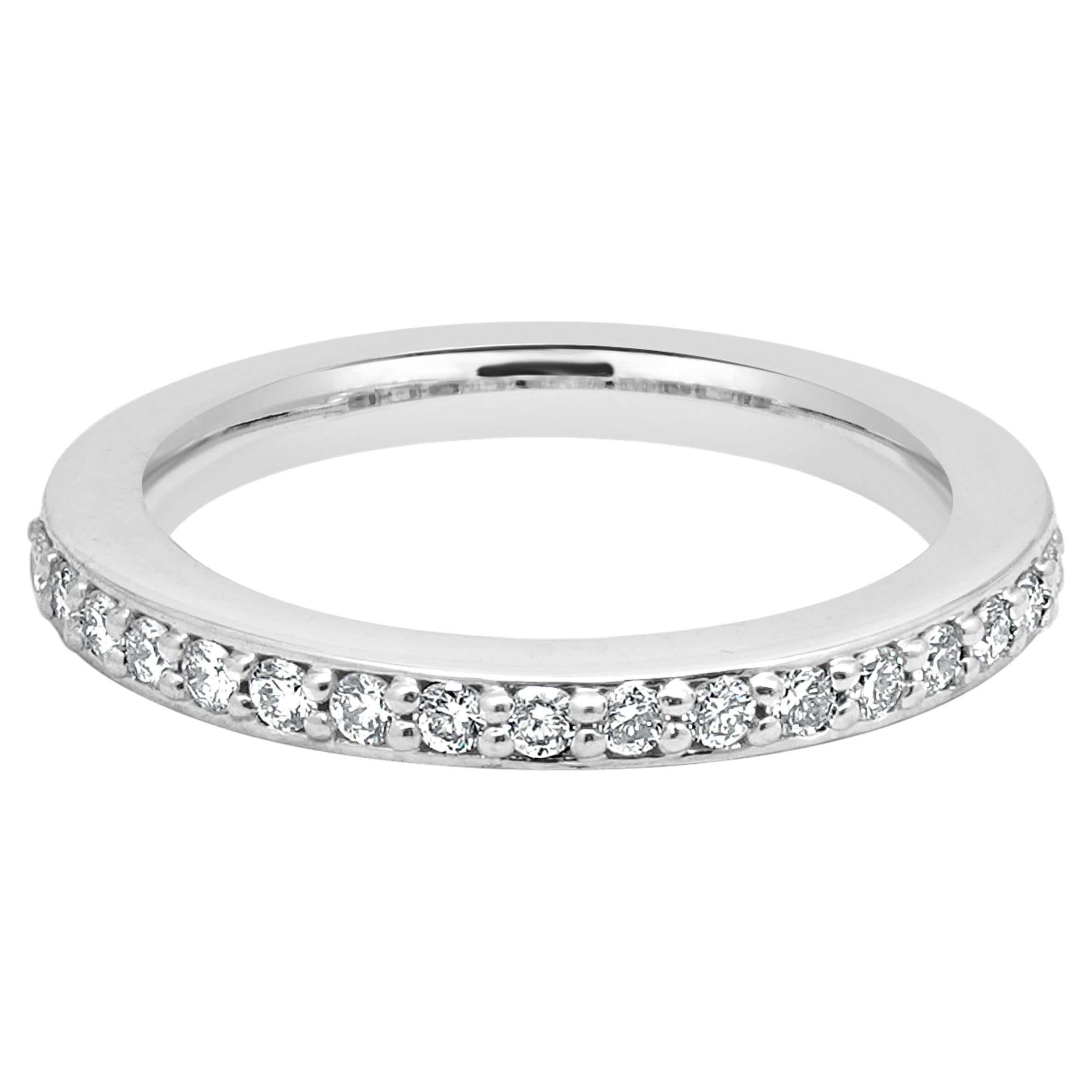 Alliance ronde en or blanc 14 carats sertie de diamants en vente