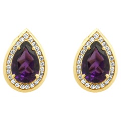 Ohrringe „La Triomphe“ aus 18-karätigem Gelbgold mit Amethyst im Birnenschliff und runden Diamanten im Halo-Design