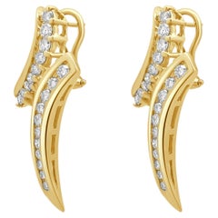Pendientes tipo «bypass» con forma de cinta, con diamantes redondos engastados en garras y en canal, de oro amarillo de 18 quilates