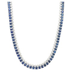 Collar de oro blanco de 14k con dos hileras de zafiros azules redondos y diamantes redondos engastados con garras