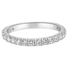 Alianza de boda de oro blanco de 14 quilates con diamante redondo engastado en garras