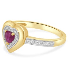 Anello a forma di cuore in oro giallo 14 carati con rubino e diamanti rotondi a halo