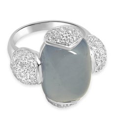 Ring aus 14-karätigem Weißgold mit blauem Chalcedon im Cabochon-Schliff und einem runden Diamanten