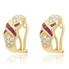 Boucles d'oreilles croisées en or jaune 18 carats, ornées de rubis à taille variée et de diamants ronds