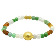 Dehnbares Armband aus gefärbten runden Jadeit-Perlen mit einem 22-K-Gold-Anhänger in Form einer glücklichen Katze, 6,25"