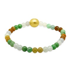 Dehnbares Armband aus gefärbten runden Jadeit-Perlen mit einem 22-K-Gold-Anhänger in Form einer glücklichen Katze, 6,25"