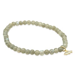 Dehnbares Armband aus Labradorit-Perlen mit einem UFO-Anhänger aus 14-karätigem Gelbgold mit Diamanten, 6,5"