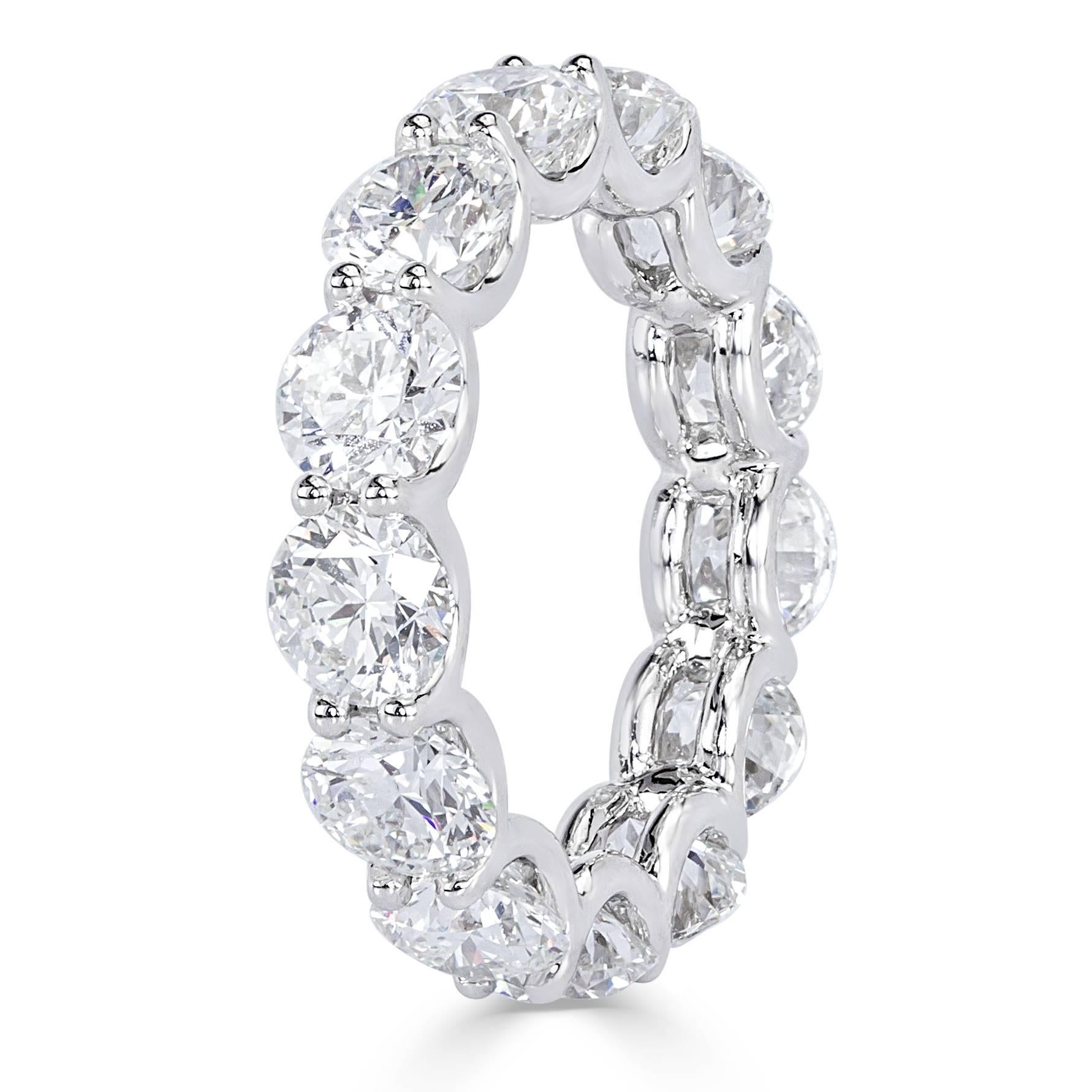 Dieses bemerkenswerte Diamant-Ewigkeitsarmband besteht aus 6,55 Pfund runden Diamanten im Brillantschliff. Sie sind einzeln GIA-zertifiziert F-VS2 und fachmännisch in einem Platin 