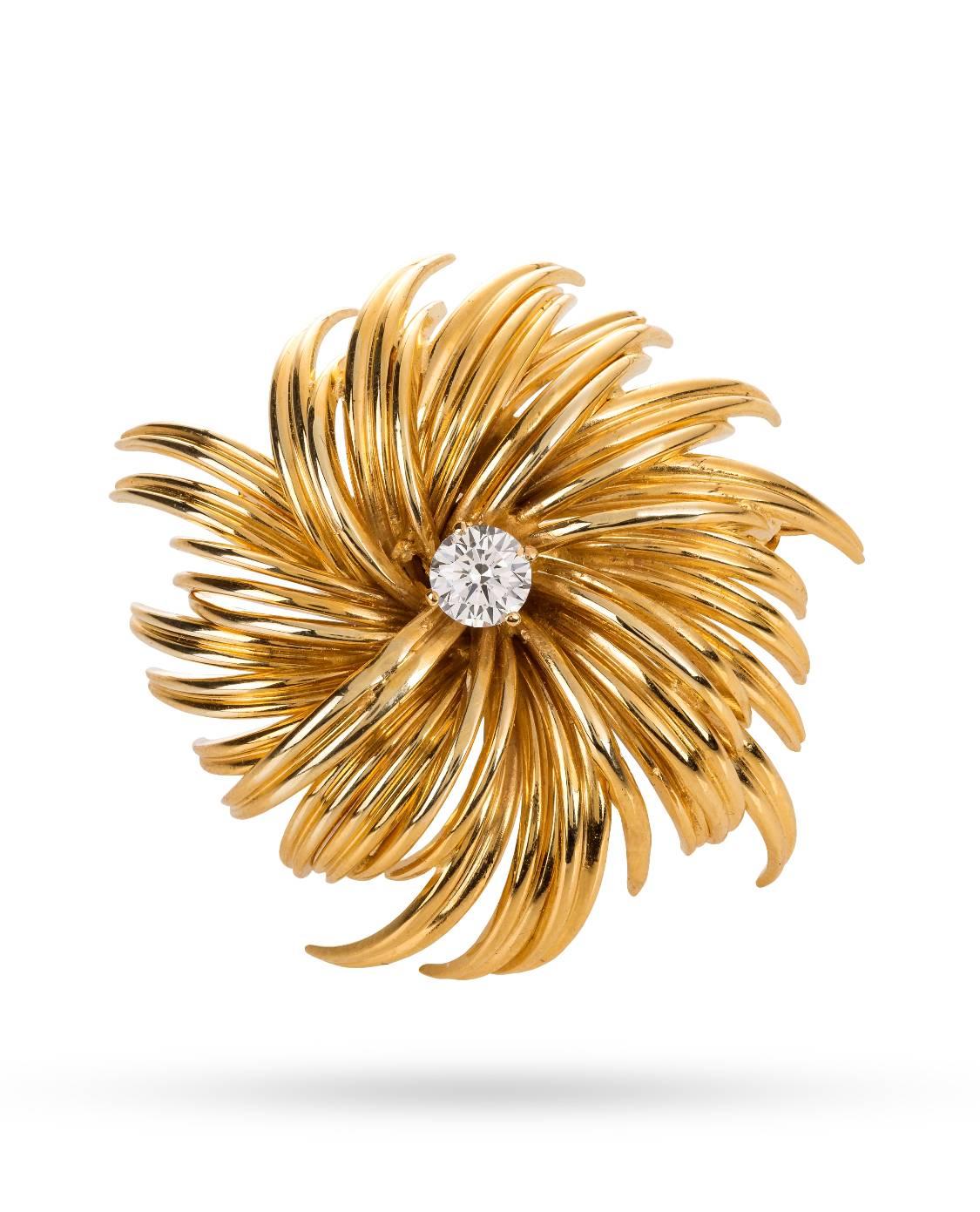 Tiffany & Co Circular Pin Signed, Floral motif Brooch of unmatched elegance, is crafted in Solid 14K Yellow Gold
The center Diamond weight 0,5 Ct, graded G-H color and VS clarity.