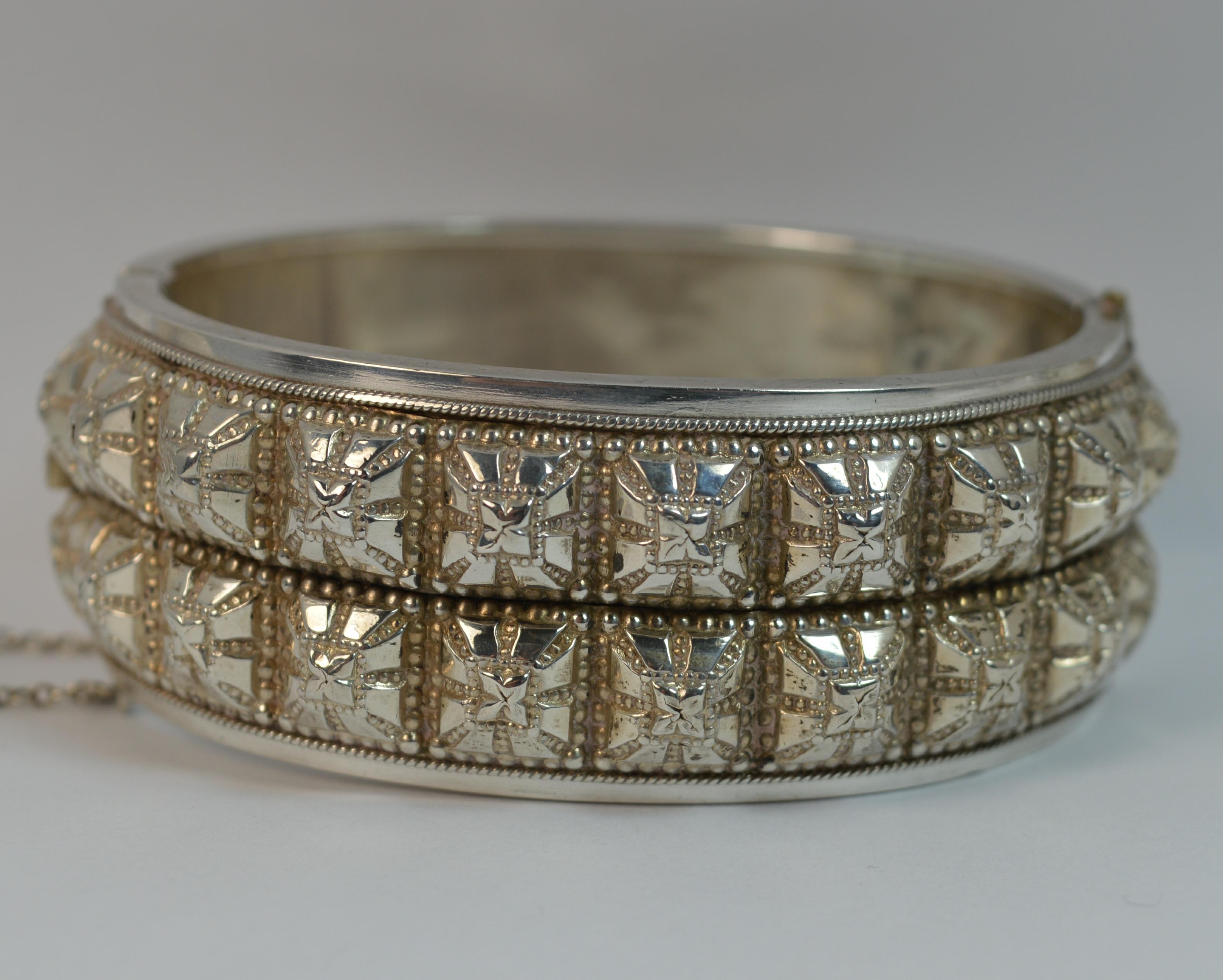 
A beautiful true Victorian period bangle.

Sterling silver piece.

Hand engraved pattern to front.


Hallmarks ; lion, anchor, date letter and makers marks
Weight ; 37.8 grams
Size ; 25mm thick front, 16.5cm, 6 1/4