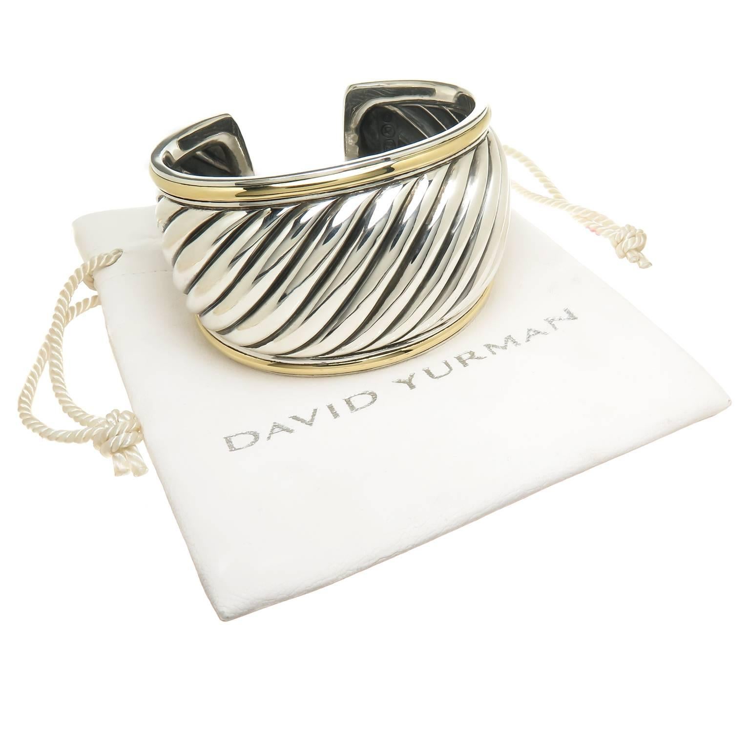 Circa 2005 David Yurman 18K Gelbgold und Sterling Silber Thoroughbred Sammlung Manschette Armband:: Messung 1 5/8 Zoll breit und verjüngt sich auf 1 1/8 Zoll:: 3/4 Zoll breite Öffnung und ist biegsam:: um geöffnet werden:: um fast jedes Handgelenk