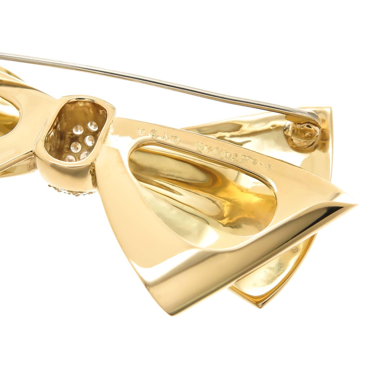 Women's or Men's Van Cleef & Arpels Diamond Gold Bow Brooch