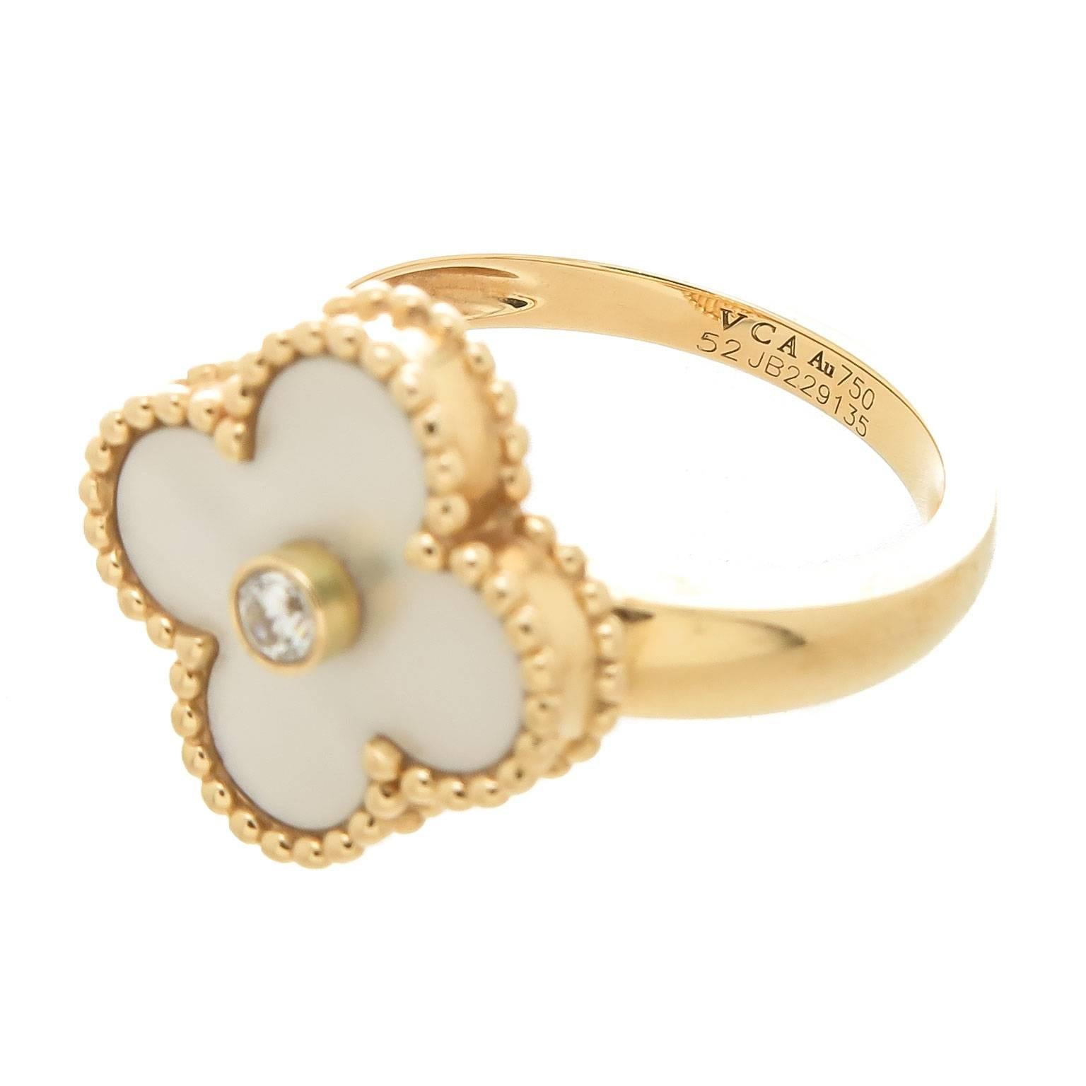 CIRCA 2012 Van Cleef und Arpels Alhambra Vintage Collection Ring, 18k Gelbgold mit einem Perlmutt-Quatrefoil-Station, die Lünette mit einem runden Brillantschliff Diamant Messung .05 Karat gesetzt ist. Fingergröße = 6. Signiert & nummeriert,