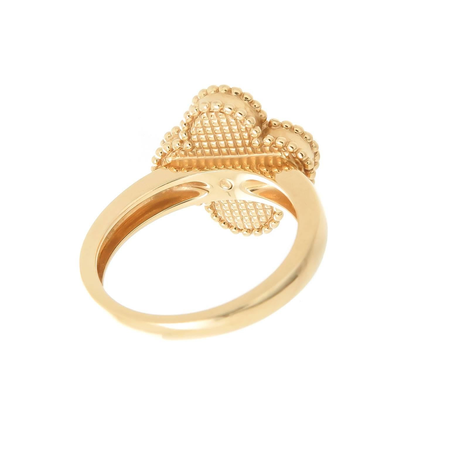 Van Cleef & Arpels Alhambra Goldring aus Perlmutt mit Diamanten im Zustand „Neu“ in Chicago, IL
