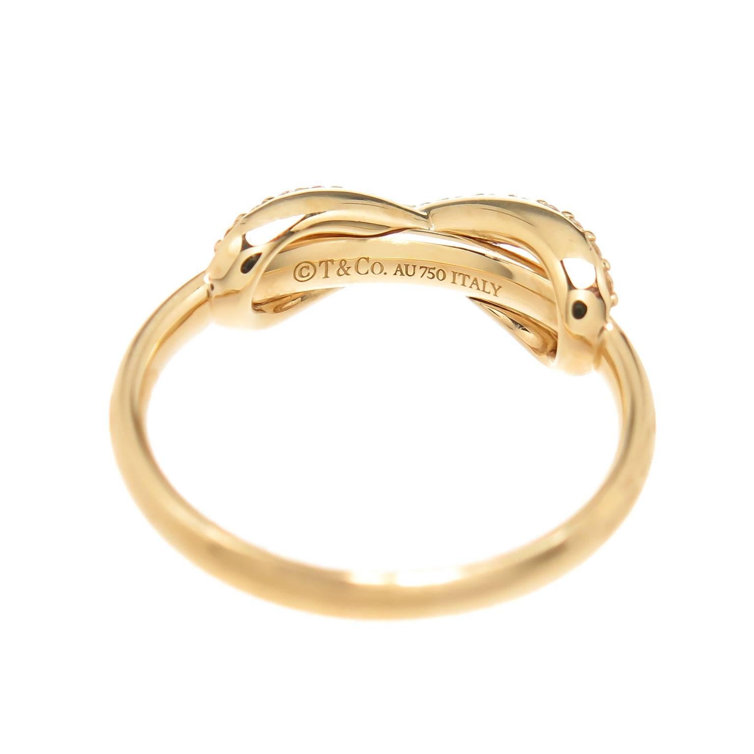 Circa 2015 Tiffany & Company 18K Gelbgold Infinity Collection Ring. Mit runden Diamanten im Brillantschliff von insgesamt 0::13 Karat besetzt. Fingergröße = 5. Neu:: ungetragen in original Tiffany-Präsentationsbox.