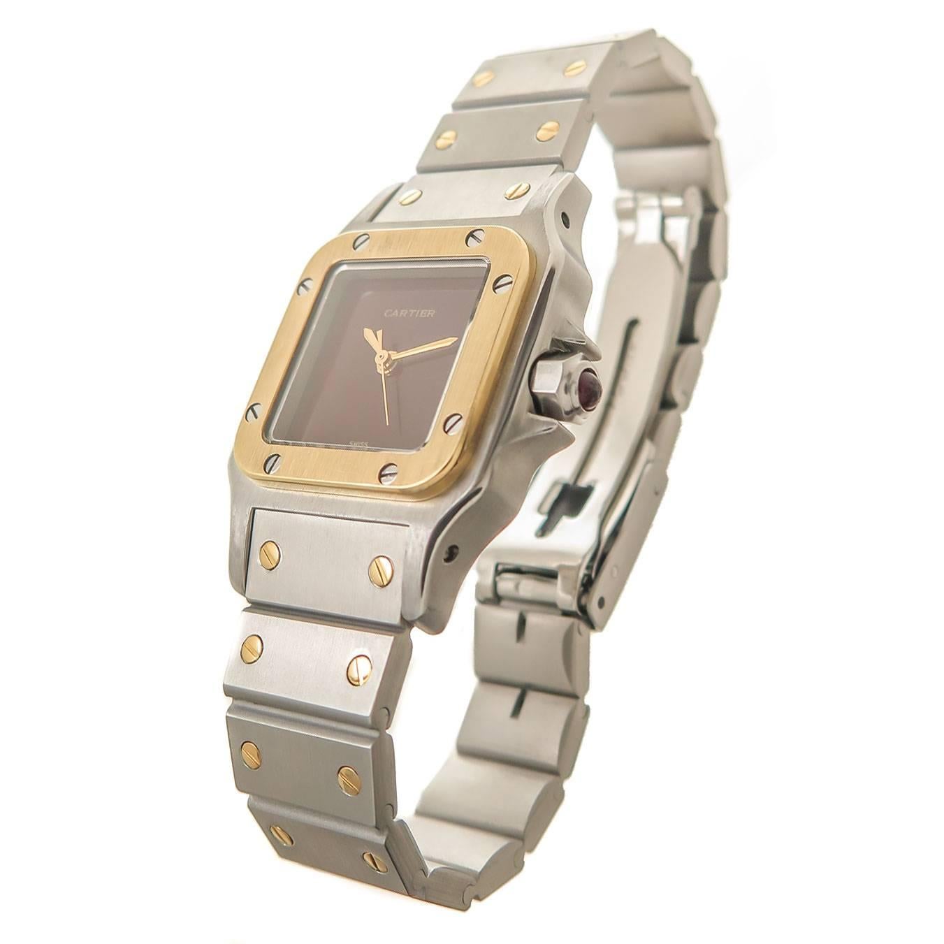 Circa 1990 Cartier Santos Ladies Wrist Watch:: 34 X 24 MM boîtier en acier inoxydable avec lunette en or jaune 18K:: automatique:: mouvement à remontage automatique:: aiguilles en or et une aiguille des secondes:: cadran rouge rare avec une couronne