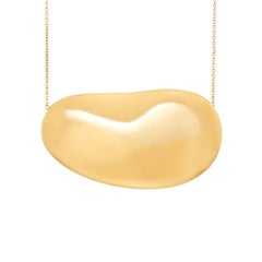 Tiffany & Co. Elsa Peretti Grand collier à pendentif haricot en or jaune