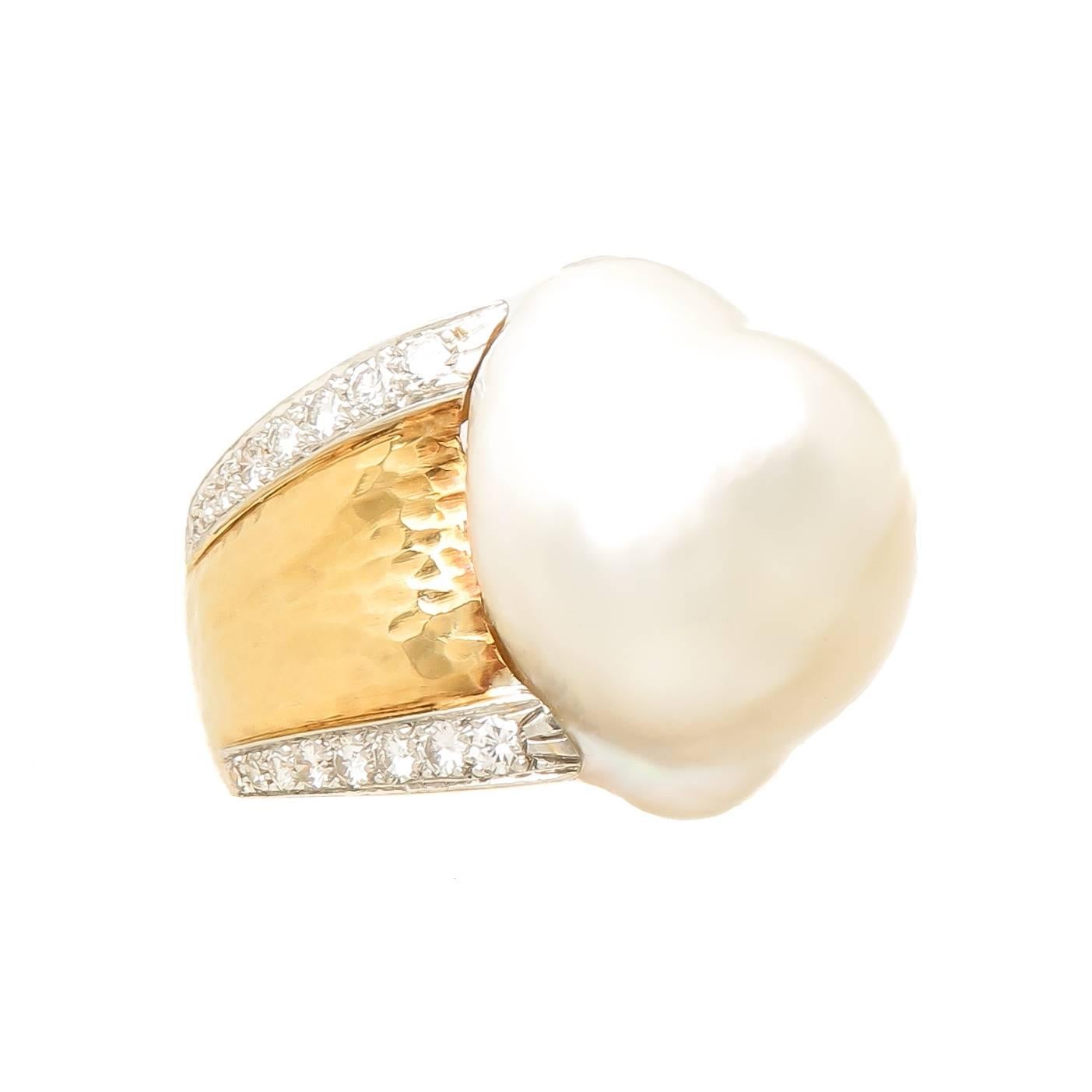 David Webb Large Diamond Pearl Gold Ring In Excellent Condition In Chicago, IL