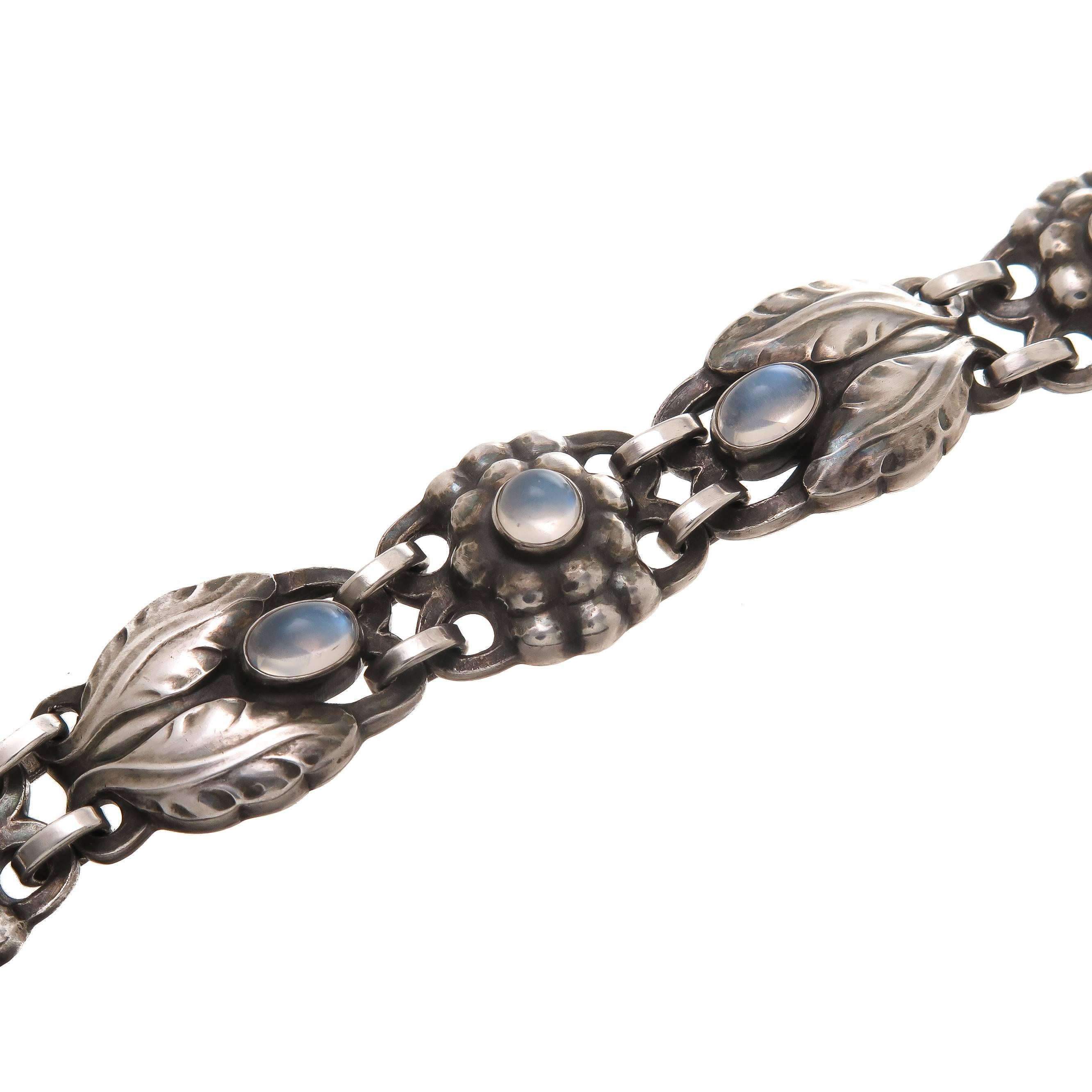Circa 1940 Georg Jensen Dänemark:: Sterling Silber und Mondstein gesetzt Armband # 3. Messung 7 1/8 Zoll in der Länge und 5/8 Zoll breit.