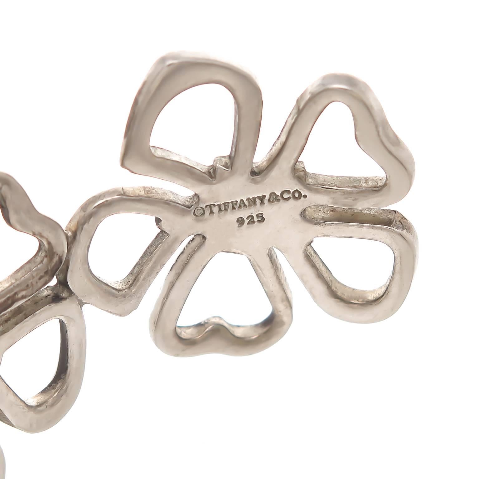 Circa 2000 Elsa Peretti für Tiffany & Company Hibiskus-Manschettenarmband aus Sterlingsilber:: 1 1/4 Zoll breit und mit einer 1-Zoll-Öffnung:: die an fast jedes Handgelenk angepasst werden kann.
