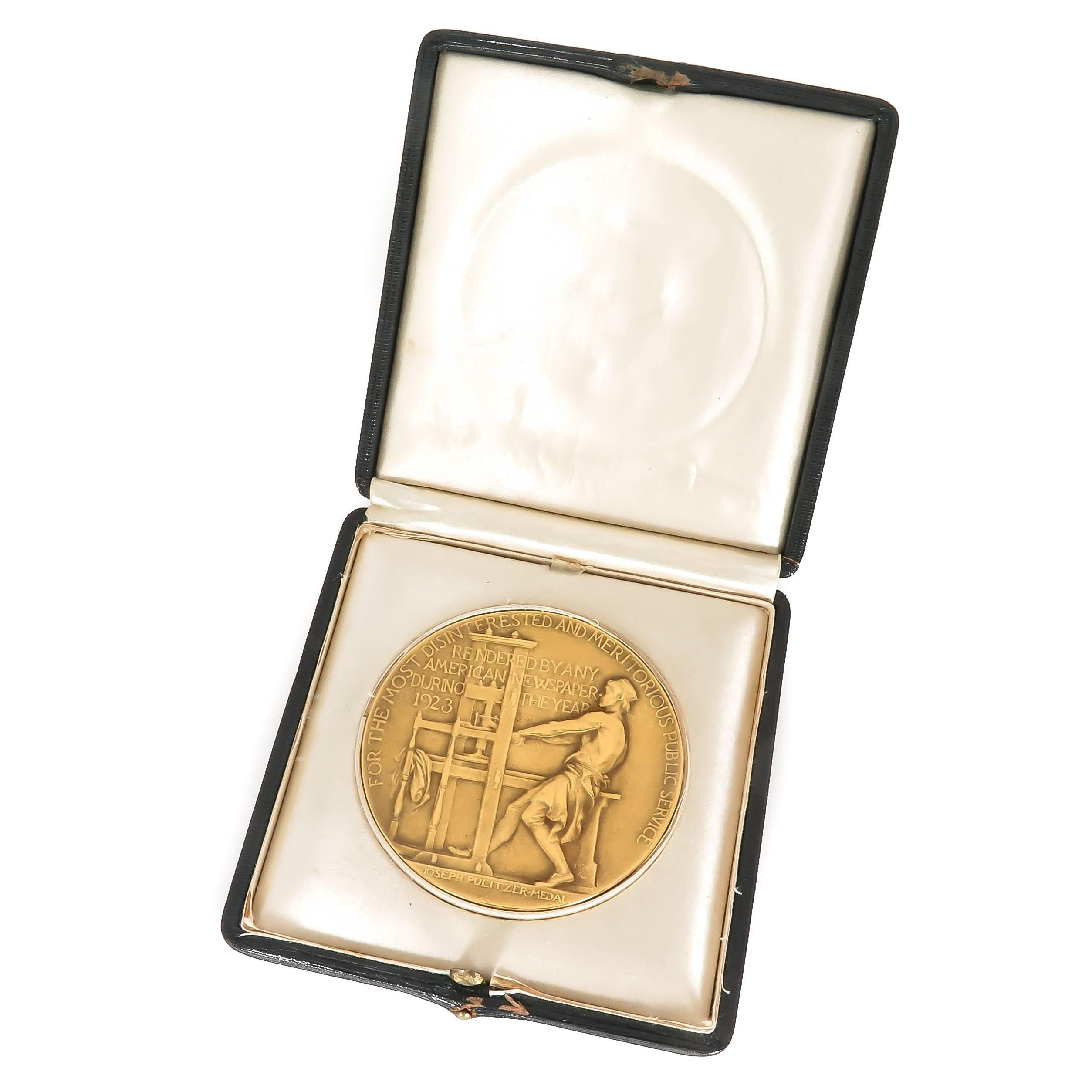 1927 Solid Gold Pulitzer Prize Medal In Excellent Condition In Chicago, IL