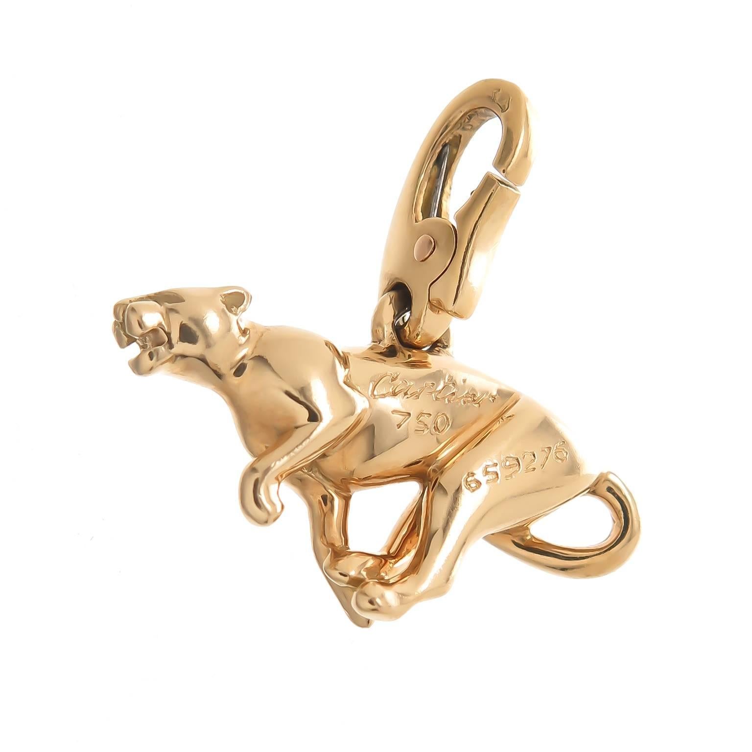 Circa 2000:: Cartier 18k Gelbgold Panther Charm:: Messung 7/8 Zoll in der Länge. Solide und mit gutem Gewicht und kann auf einem Charme-Armband getragen werden oder kann leicht abgenommen werden:: um als Anhänger getragen werden. Signiert::