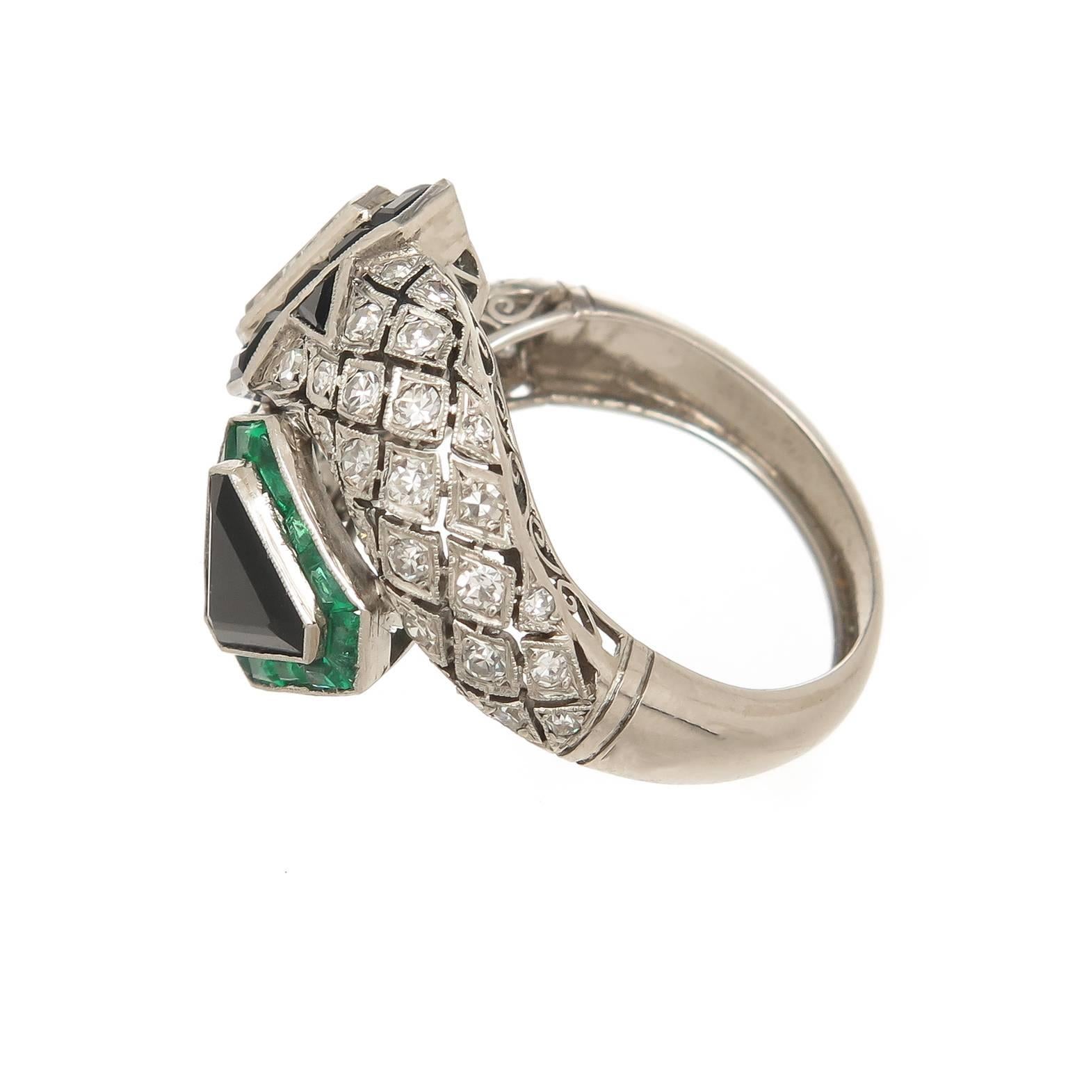 Art Deco emerald onyx diamond Platinum Ring In Excellent Condition In Chicago, IL