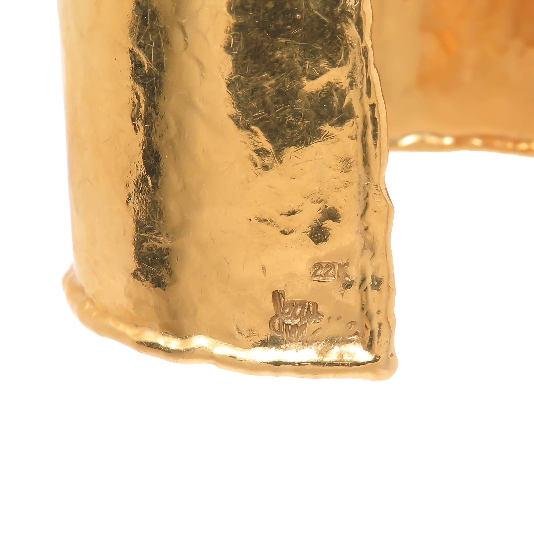Circa 1990er Jahre Jean Mahie 22K Gelbgold breites Manschettenarmband. Mit einer Breite von 2 Zoll und einer 1 1/2 Zoll breiten Öffnung:: die biegsam ist:: passt dieses Stück an fast jedes Handgelenk. Eine handgehämmerte:: strukturierte Oberfläche