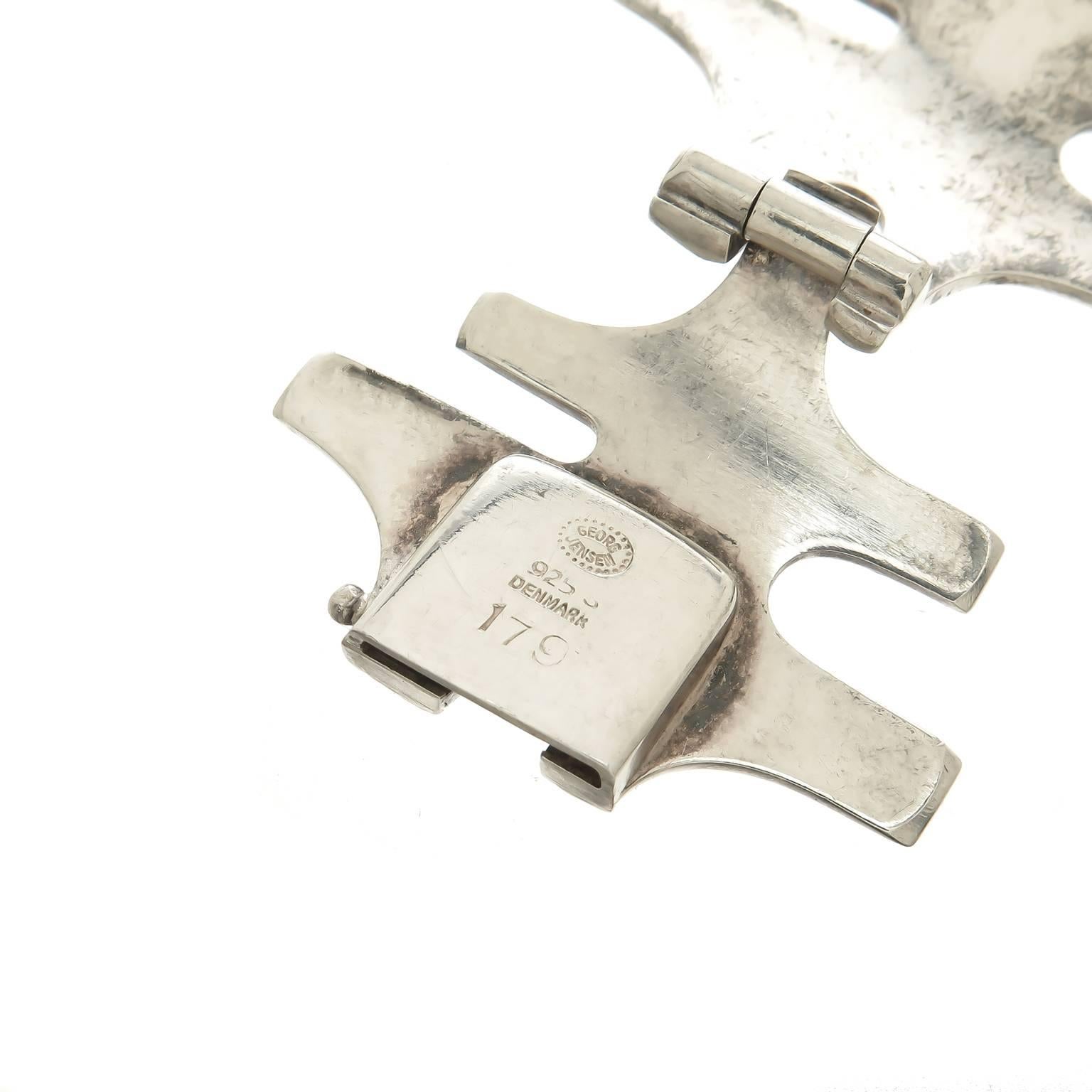 Circa 1960 Georg Jensen # 179 Modernist Design Sterling Silber Armband. Es misst 6 5/8 Zoll in der Länge und 1 3/8 Zoll in der Breite.
