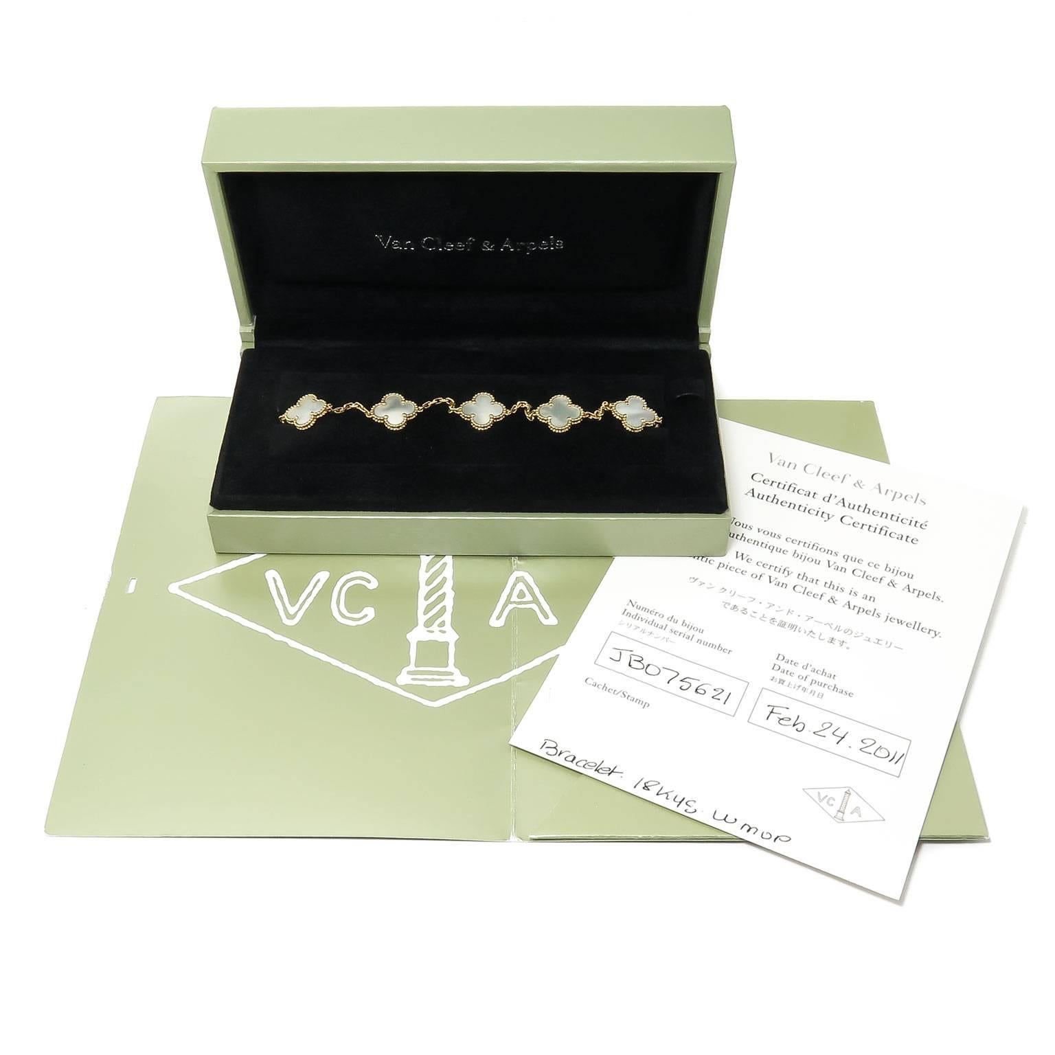 Circa 2011 Van Cleef und Arpels Alhambra Vintage 18k Gelbgold-Armband mit 5 Quatrefoil Perlmutt Stationen. Messung 7 Zoll in der Länge. Signiert und nummeriert:: in Original-VCA-Präsentationsbox mit Original-Zertifikat.