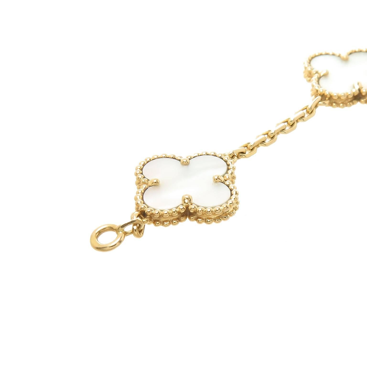Van Cleef & Arpels vintage Alhambra Gelbgold und Perlmutt Armband im Zustand „Hervorragend“ in Chicago, IL