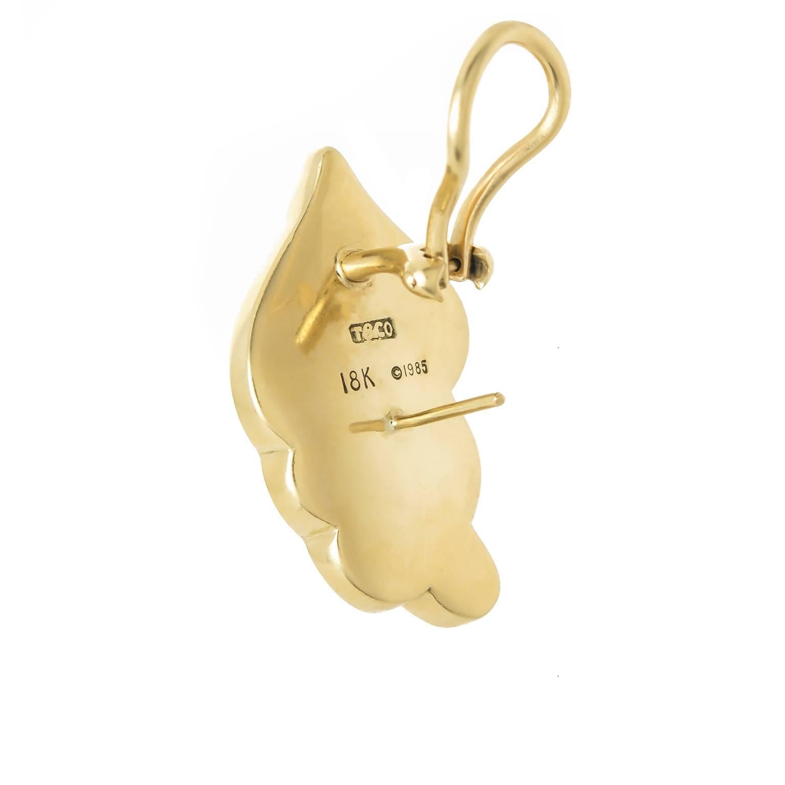 Gold- und Perlmutt-Ohrringe mit Intarsien aus Blattperlmutt von Tiffany & Company im Zustand „Hervorragend“ im Angebot in Chicago, IL