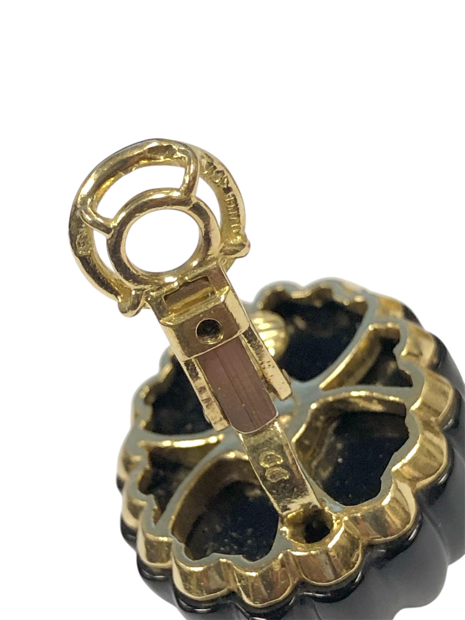 Boucles d'oreilles en or jaune français avec dôme en onyx et diamants Excellent état - En vente à Chicago, IL
