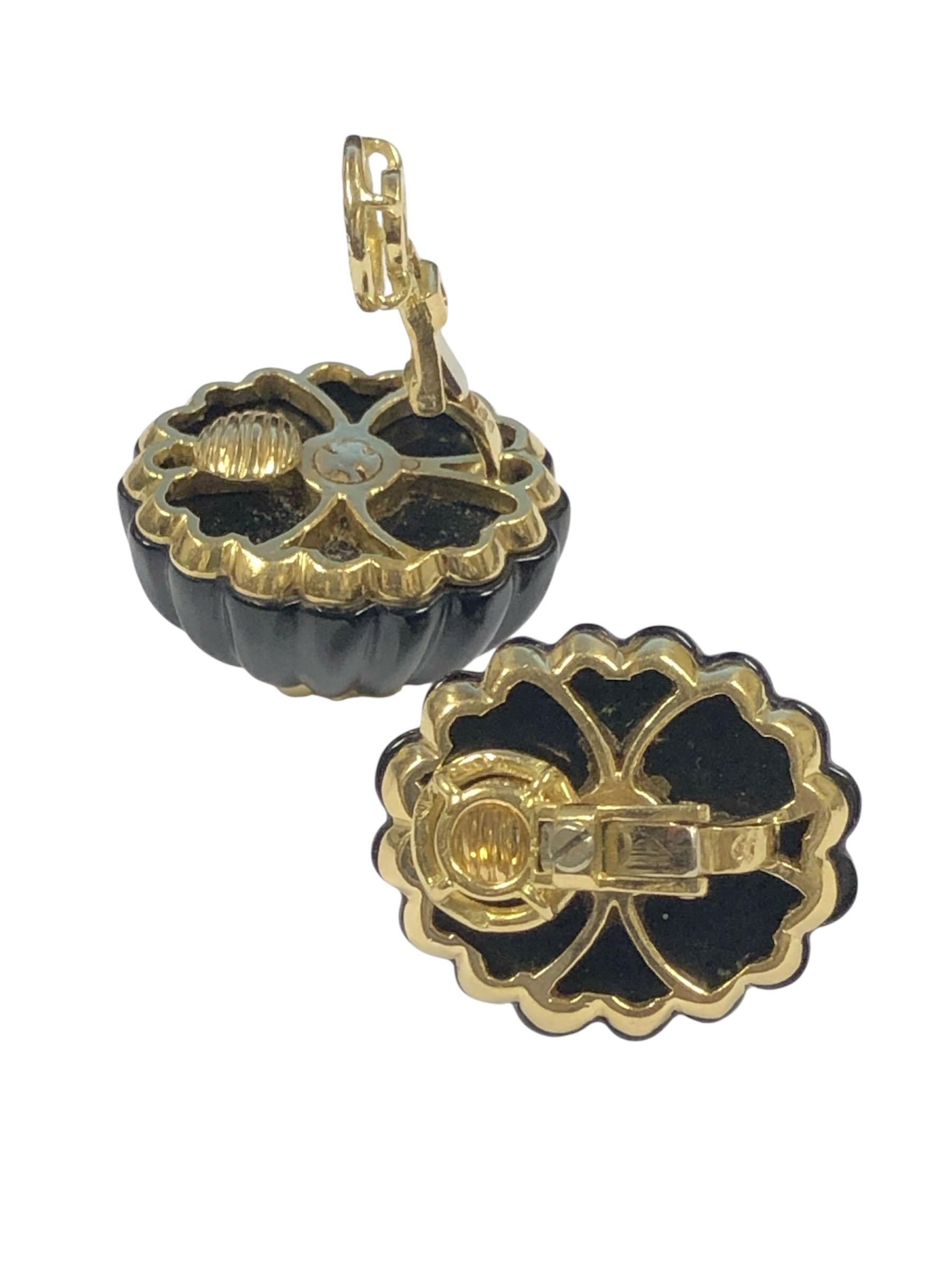 Circa 1980 Boucles d'oreilles françaises, mesurant 1 pouce de longueur x 7/8 pouce de largeur, avec des sommets en onyx festonnés mesurant 3/4 de pouce et sertis de diamants ronds de taille brillante totalisant .50 carat. Dos à clips oméga auxquels