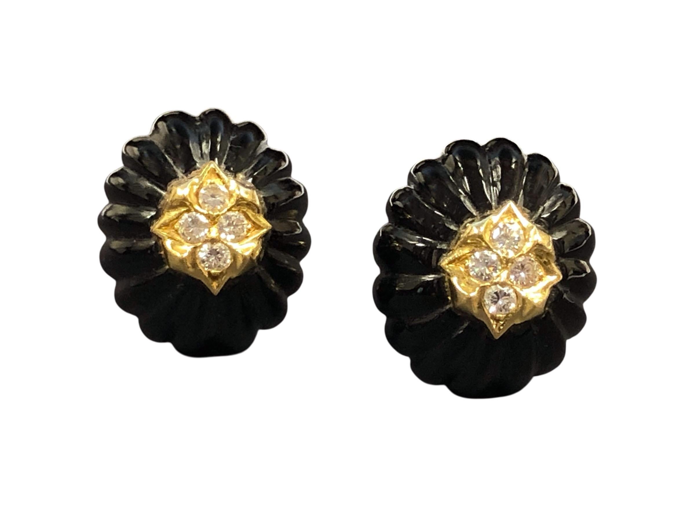 Taille ronde Boucles d'oreilles en or jaune français avec dôme en onyx et diamants en vente