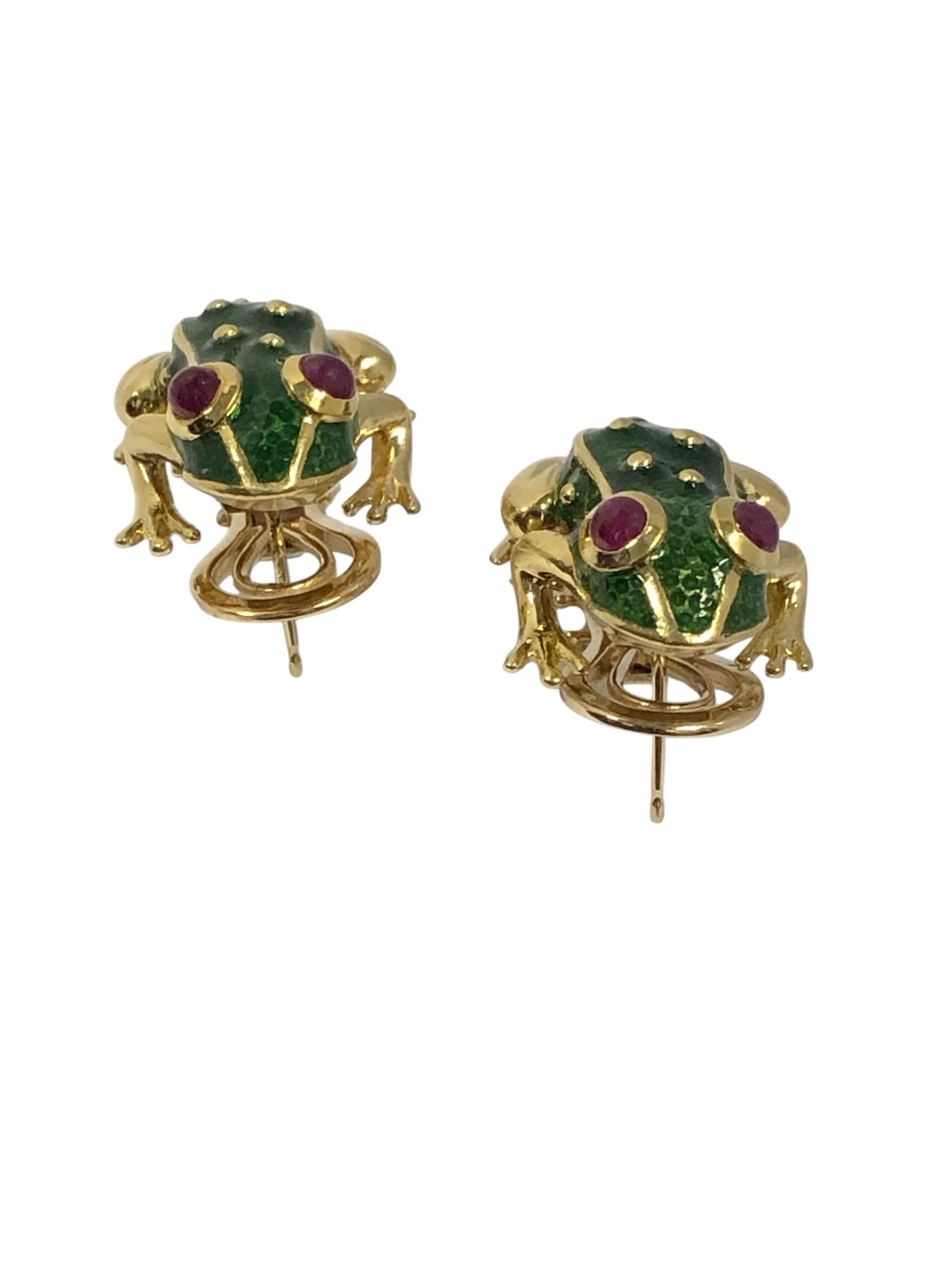 Taille cabochon Boucles d'oreilles grenouille fantaisiste en or jaune, émail et rubis en vente