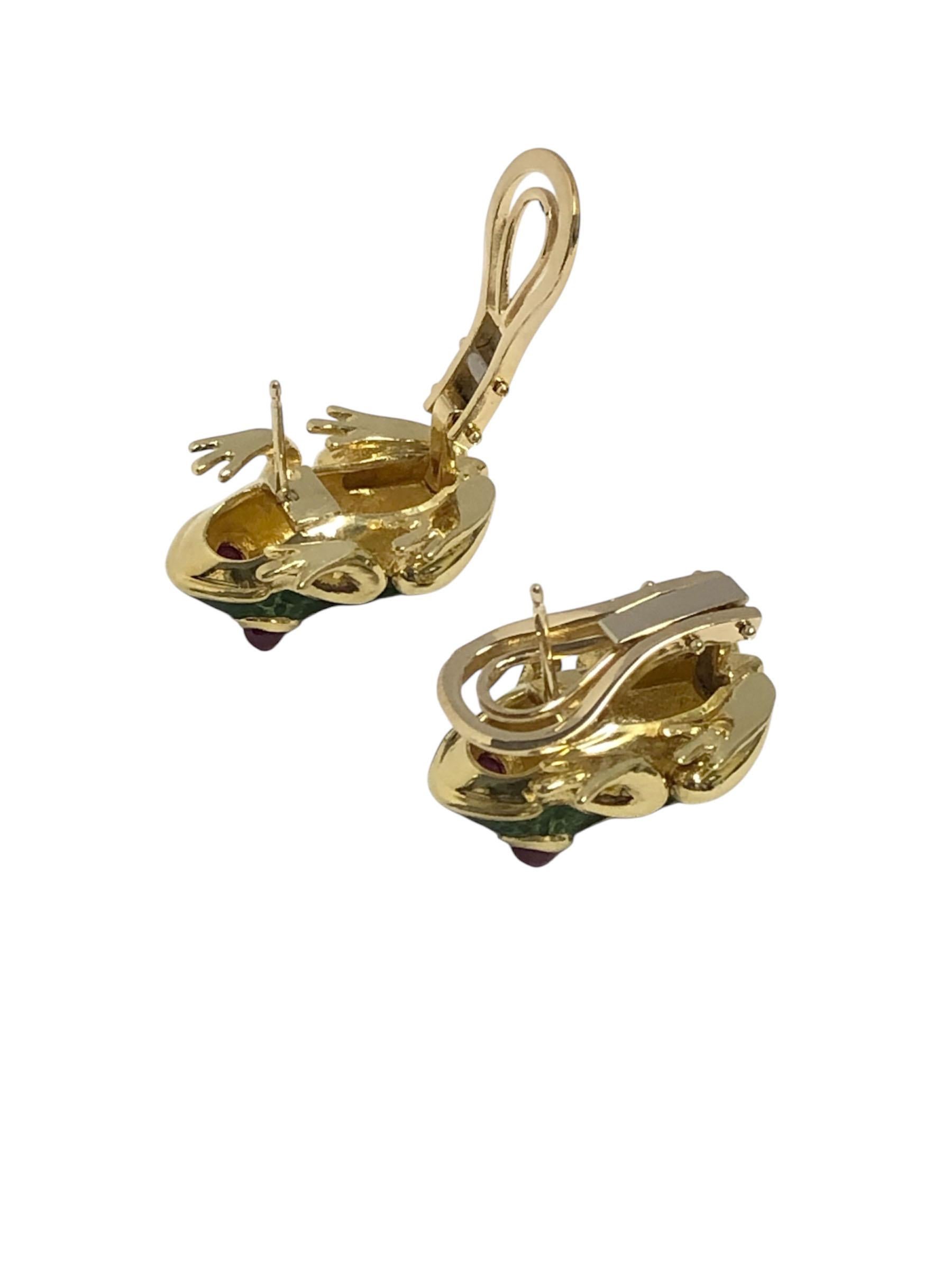 Circa 1990 Boucles d'oreilles grenouille en or jaune 18k, mesurant un peu moins de 1 pouce de long et 5/8 pouce de large, ces boucles d'oreilles au design Webbish sont très détaillées avec de l'émail vert cuit au feu et sont serties d'yeux en rubis