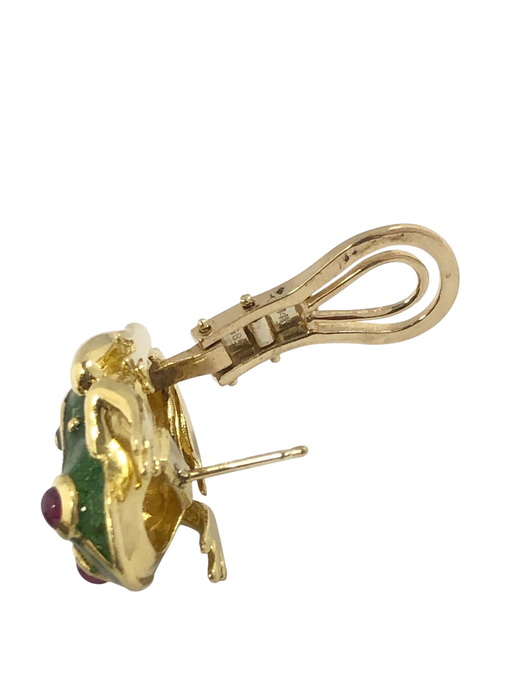 Boucles d'oreilles grenouille fantaisiste en or jaune, émail et rubis Unisexe en vente