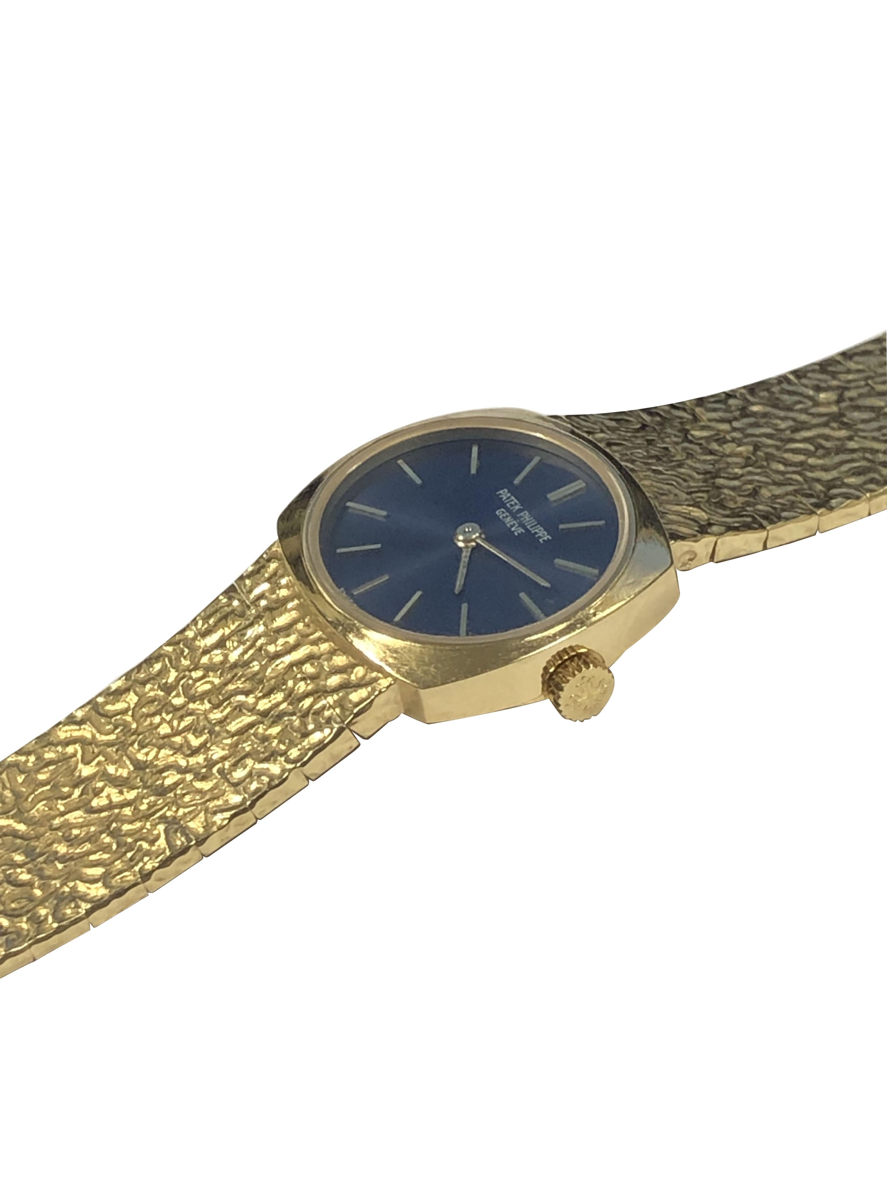 Patek Philippe Riferimento 4104 / 1 Donna, 22 x 19 M.M. Cassa in oro giallo 18k a forma di cuscino, movimento meccanico a 20 Jewell, carica manuale a leva. Quadrante blu smaltato a raggiera con indici dorati in rilievo. Bracciale a maglie