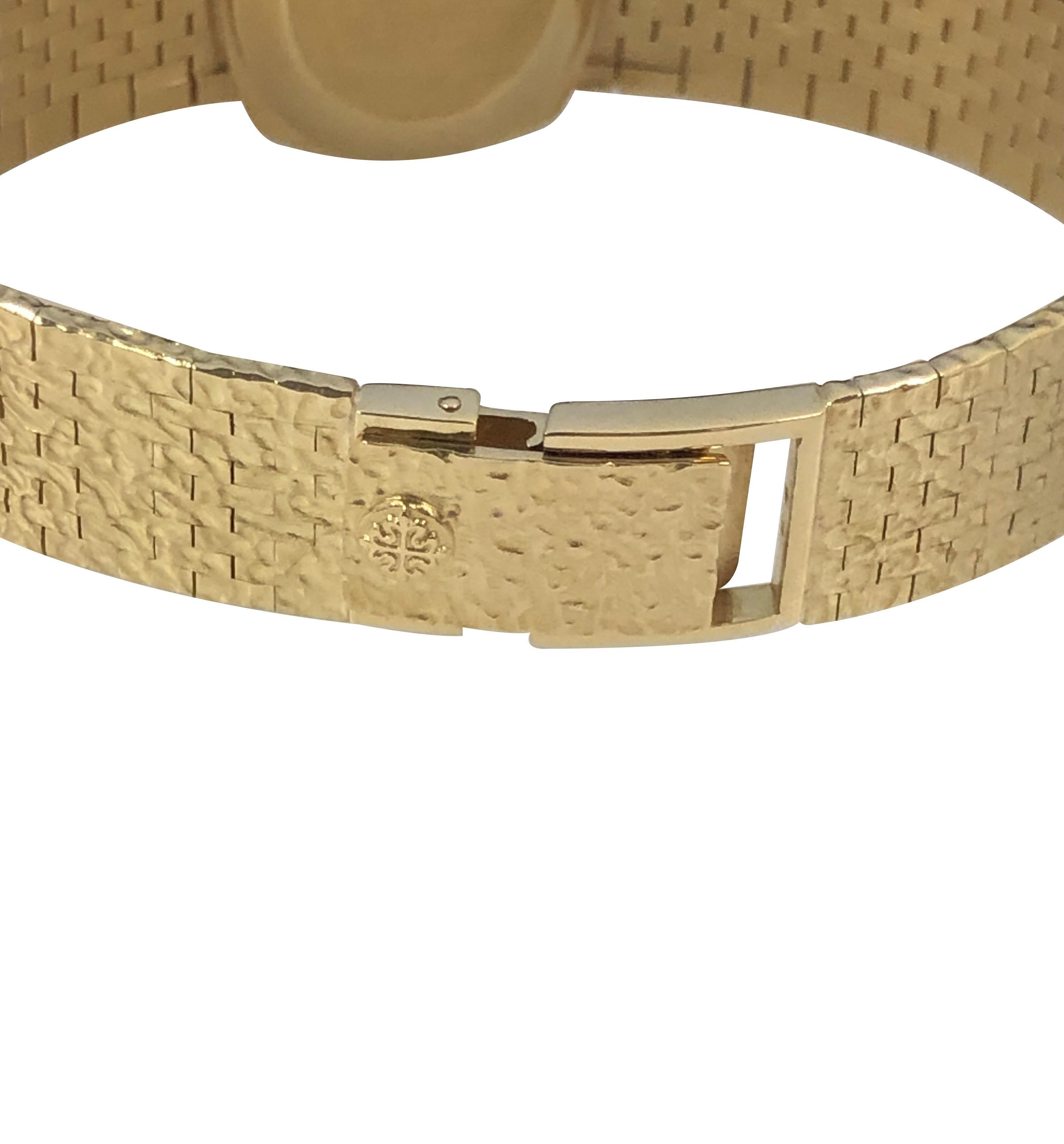 Patek Philippe Ref. 4104/1 Donna Oro Giallo Quadrante Blu Bracciale Orologio da polso in vendita 1
